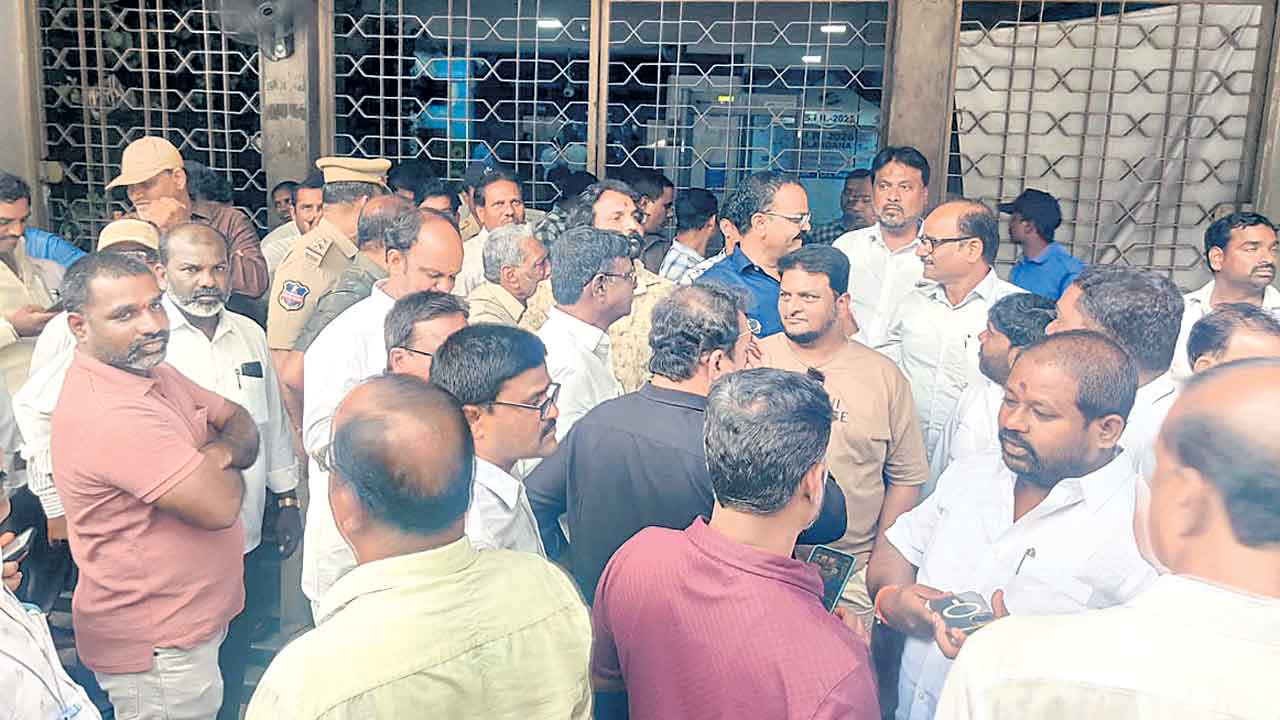 కాంట్రాక్టర్ల కన్నెర్ర.. బిల్లులు చెల్లించాలని జీహెచ్‌ఎంసీ ఆఫీస్‌ ఎదుట ధర్నా