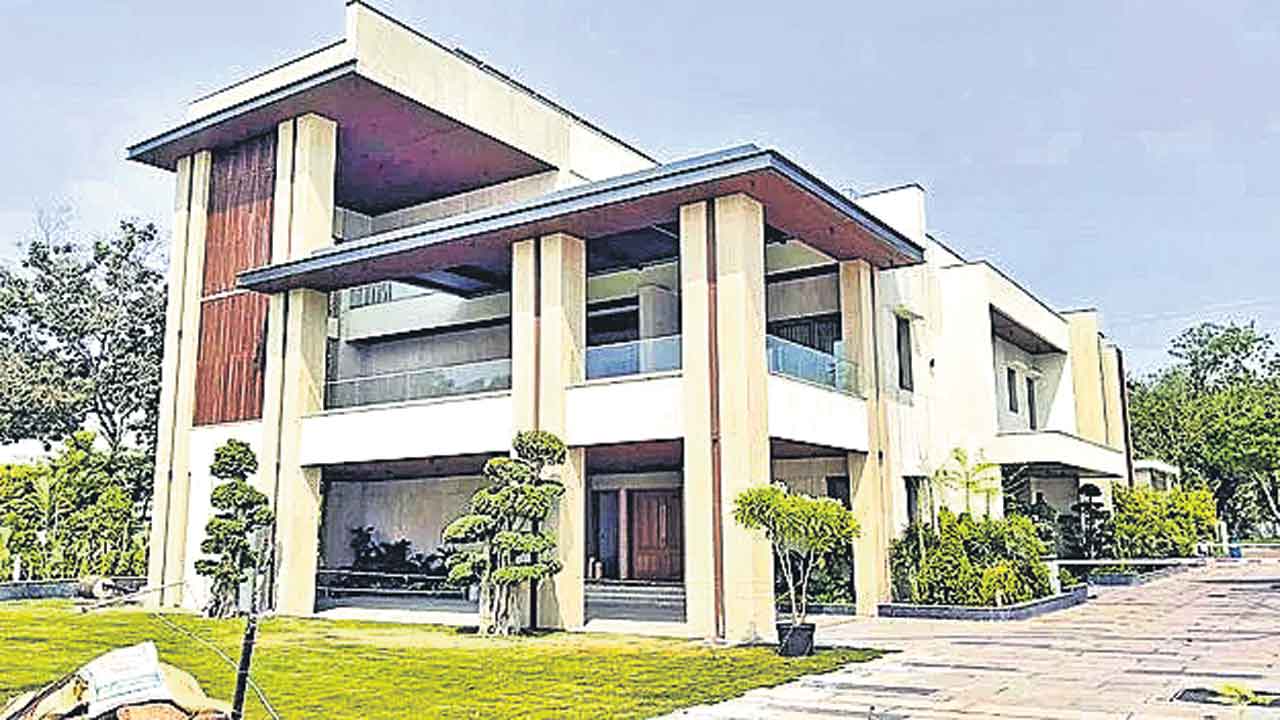 తప్పు లేకపోతే దాపరికం ఎందుకో!