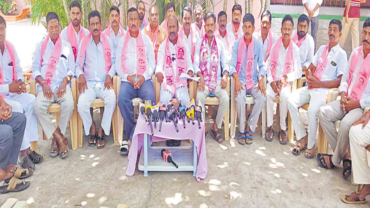 శ్రీశైలం ప్రాజెక్టులో 875 అడుగుల నీరున్నా.. సాగర్‌కు వదలరెందుకు?