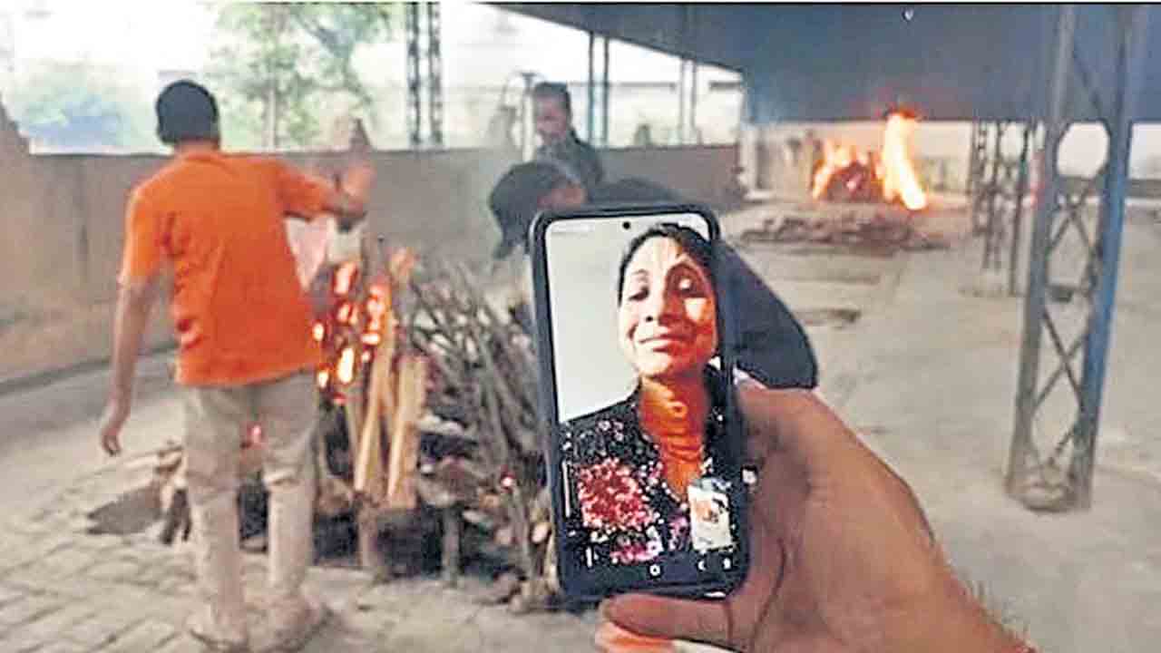 వృద్ధాశ్రమంలో తండ్రి మృతి.. వీడియోకాల్‌లో అంత్యక్రియలు
