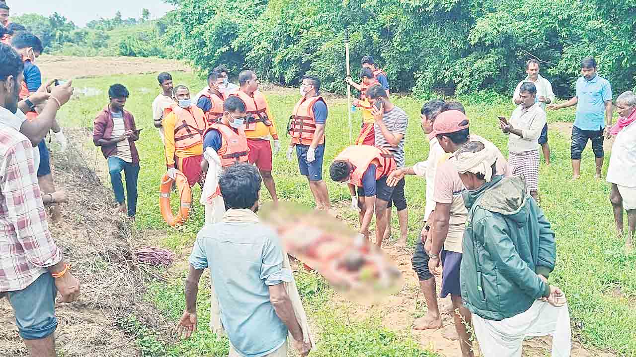 చెక్ డ్యాం సమీపంలో శ్రీహరి మృతదేహం లభ్యం