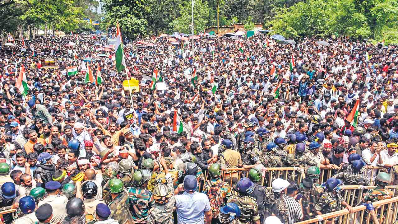 జార్ఖండ్‌ విద్యార్థులపై విరిగిన లాఠీ