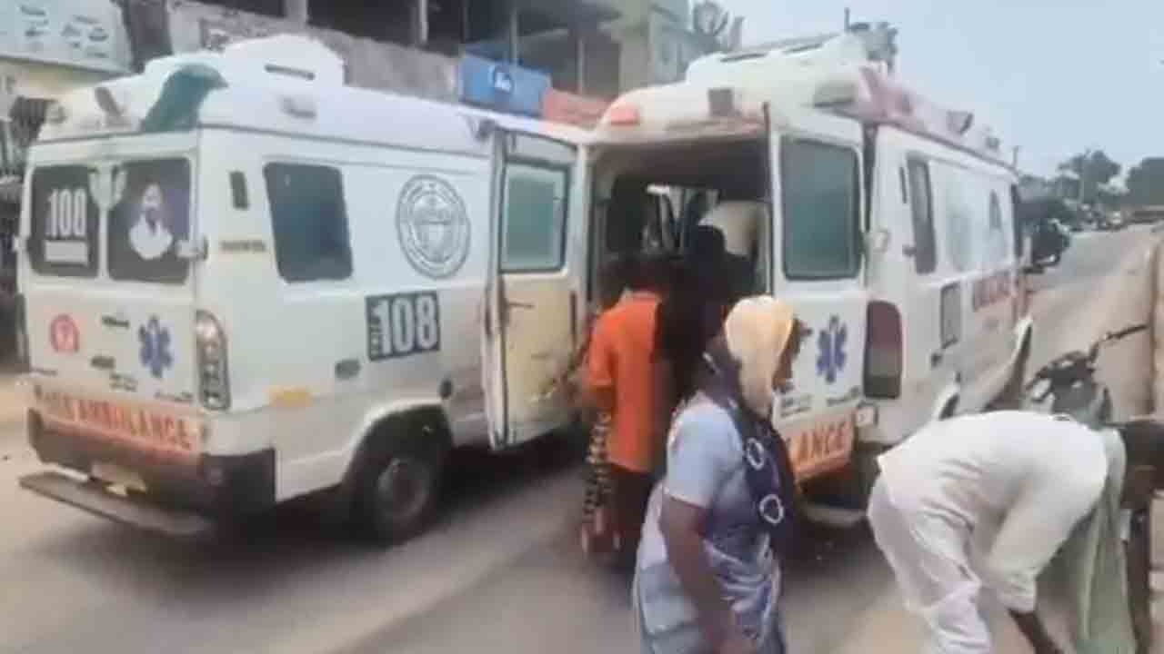 108 ambulance | రోగి తరలిస్తూ నడిరోడ్డుపై ఆగిపోయిన 108 అంబులెన్స్