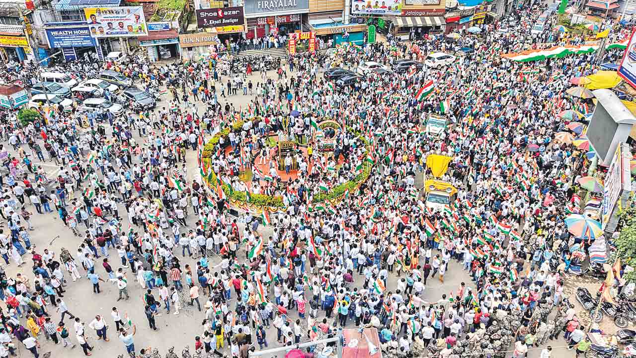 బీజేపీ, కాంగ్రెస్‌ దొందూ దొందే