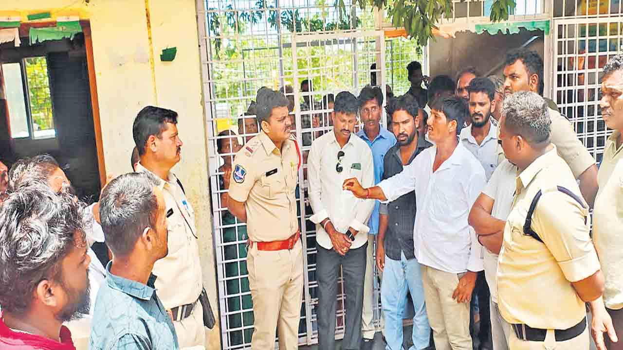 టెన్త్‌ విద్యార్థులను చితకబాదిన ఇంటర్‌ స్టూడెంట్స్‌