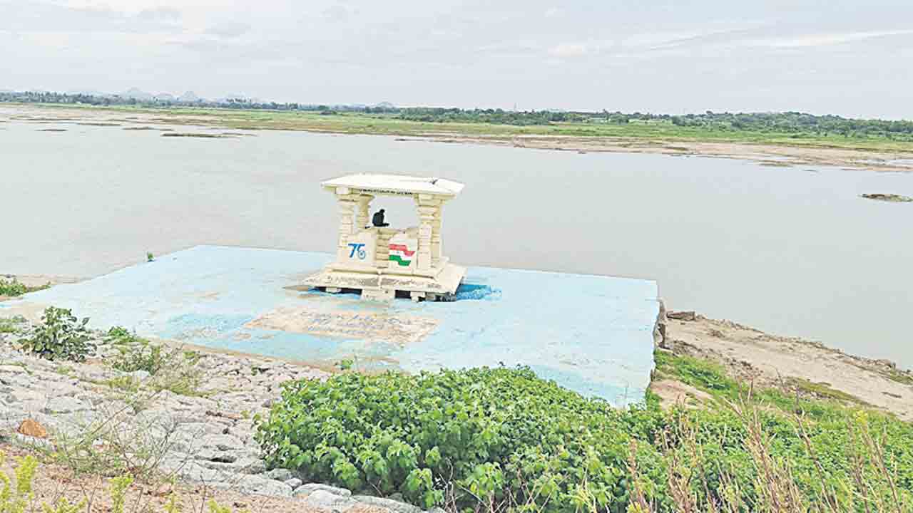 చినుకు ఆగదు.. వరద పారదు