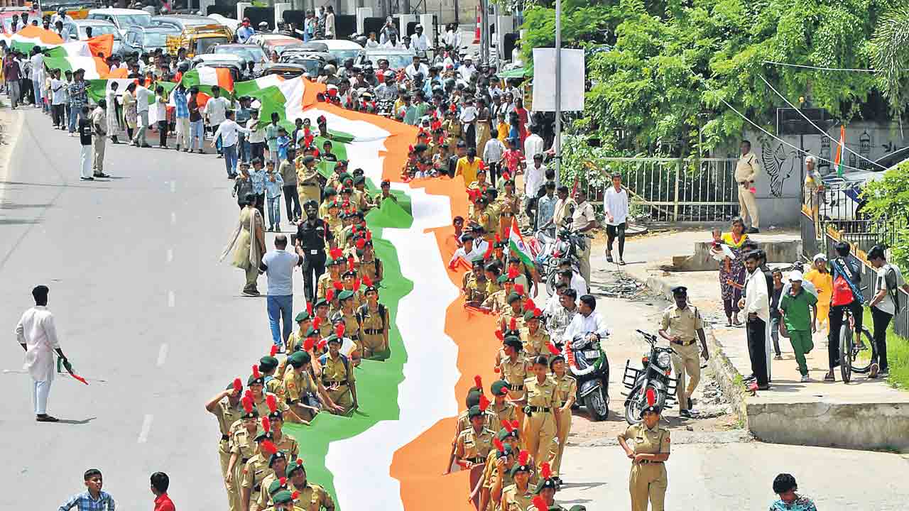 మువ్వన్నెల రెపరెపలు