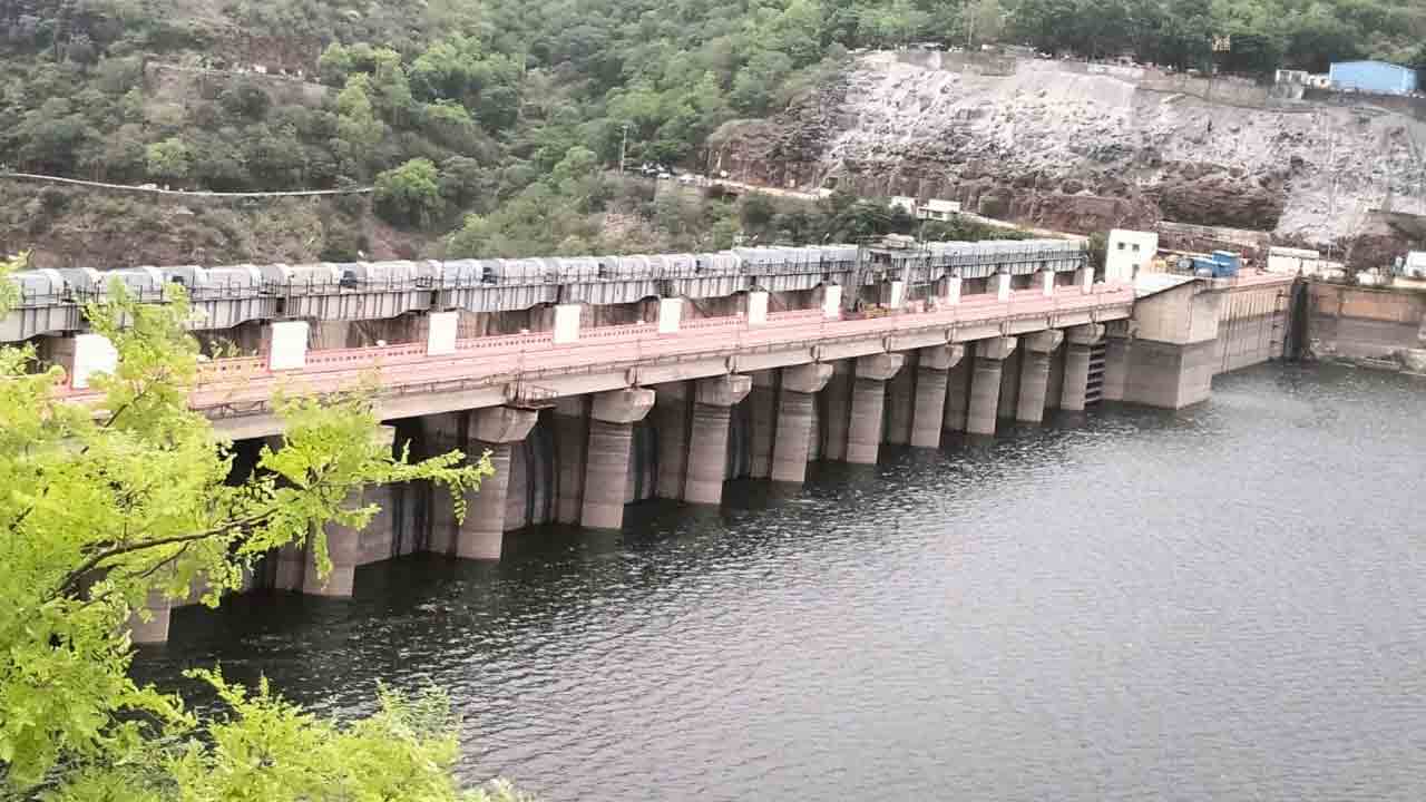 శ్రీశైలం డ్యాంకు జలకళ