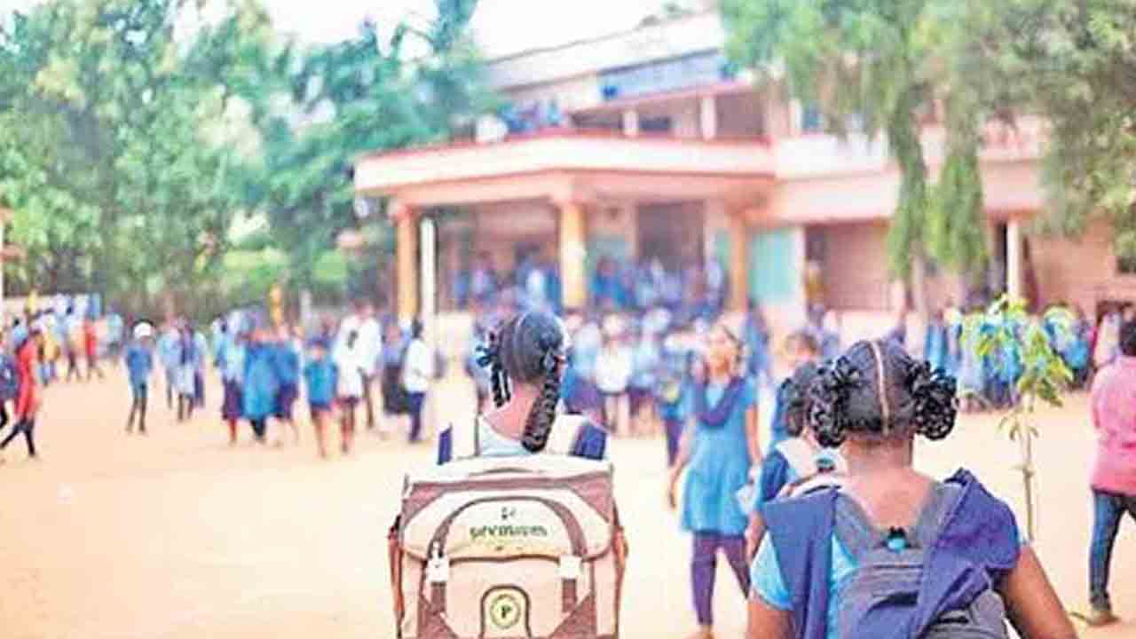 రెండువేల సర్కార్‌ స్కూళ్లు క్లోజ్‌