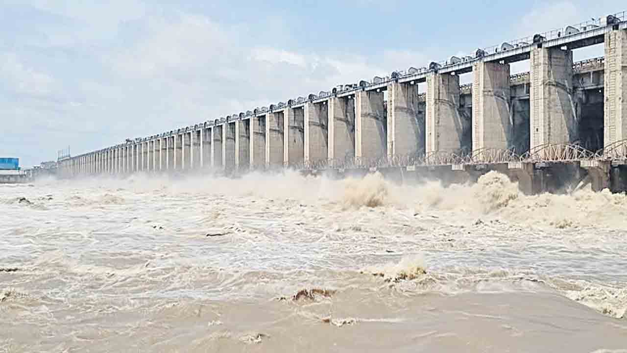 కృష్ణమ్మ పరవళ్లు