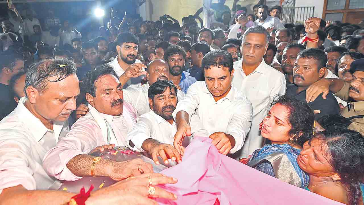 పోరాట యోధుడికి కన్నీటి వీడ్కోలు