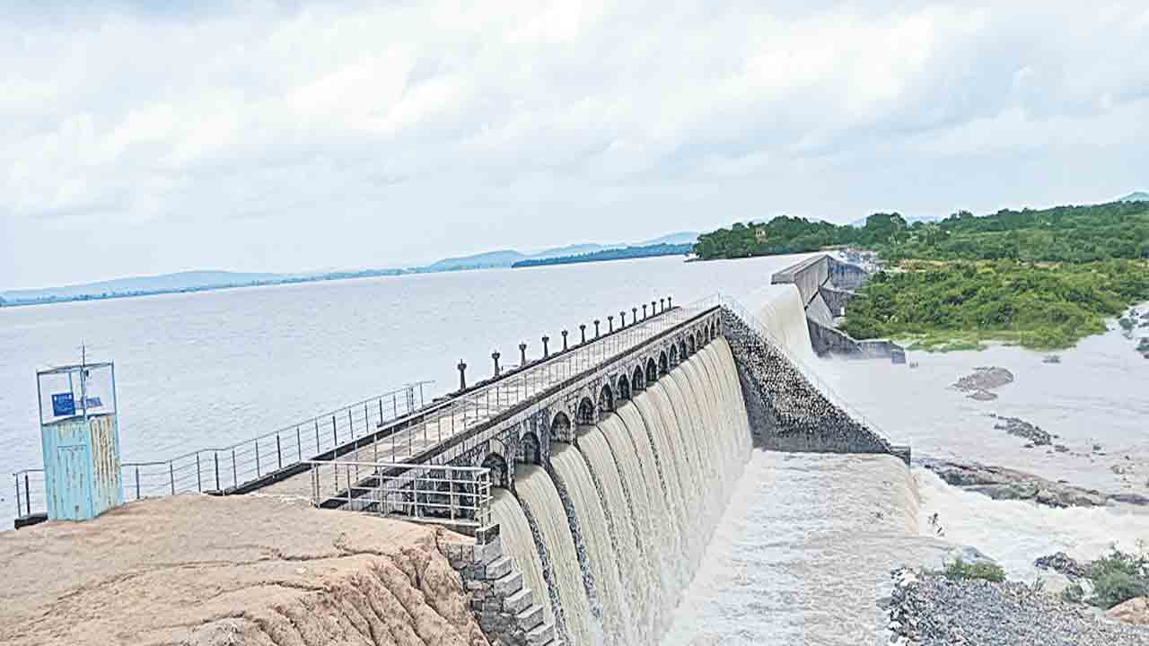 వాగుల ఉధృతి.. నిలిచిన రాకపోకలు