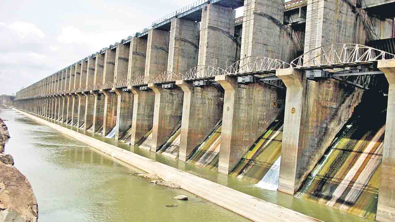శ్రీశైలానికి కొనసాగుతున్న వరద