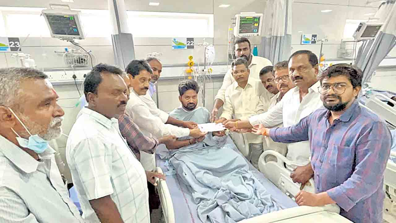 వేణు కుటుంబానికి 50 వేల సాయం