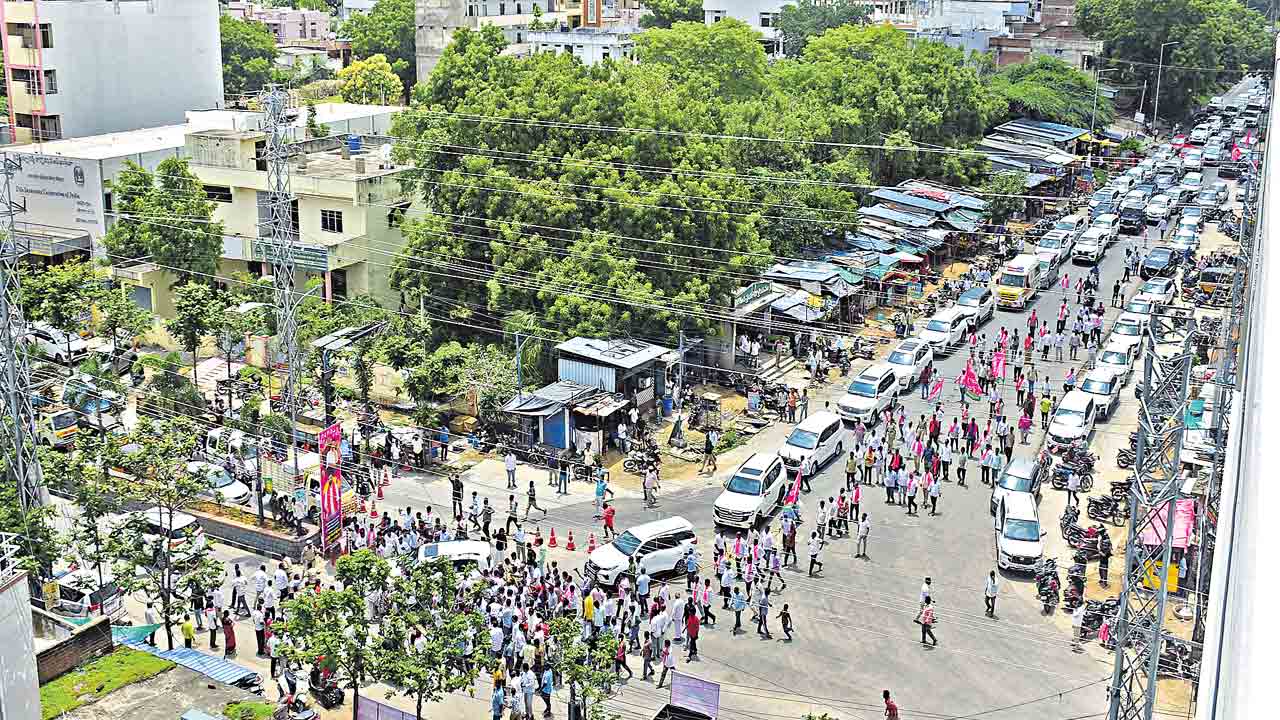 KCR | కేసీఆర్‌పై వెల్లువెత్తిన అభిమానం.. పెద్ది ఇంటికి వెళ్తుండగా దారిపొడవునా కేసీఆర్‌కు సంఘీభావం