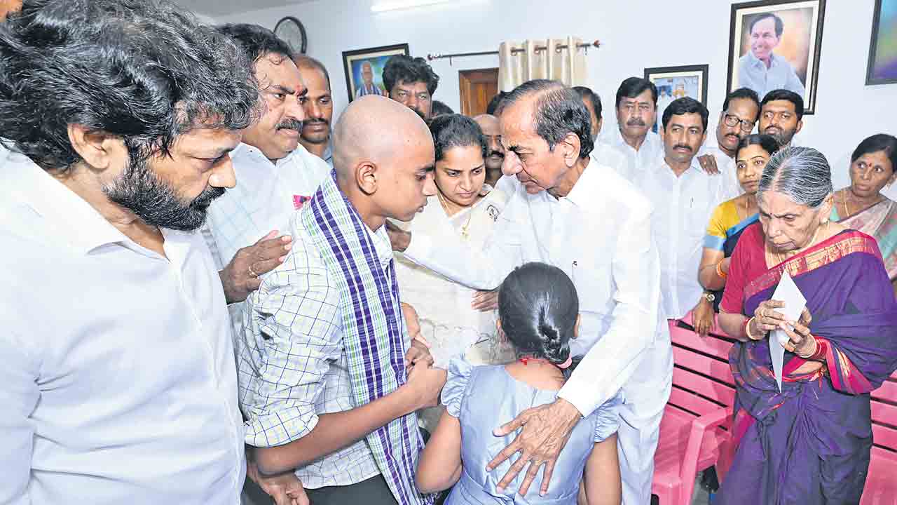 KCR | పెద్ది యాదిలో.. కేసీఆర్‌ కంటతడి.. పిల్లలను అక్కున చేర్చుకొని భావోద్వేగం