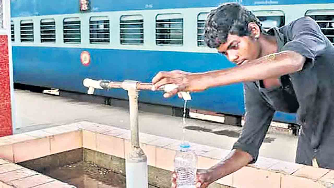 రైల్వే బడ్జెట్‌లో 44% నిధులు నిరుపయోగం
