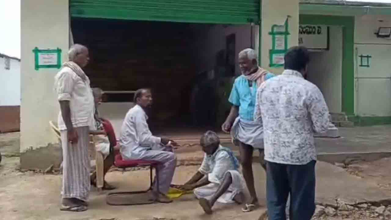 బాంచెన్‌ కాల్మొక్తా.. యూరియా ఇయ్యండ్రి
