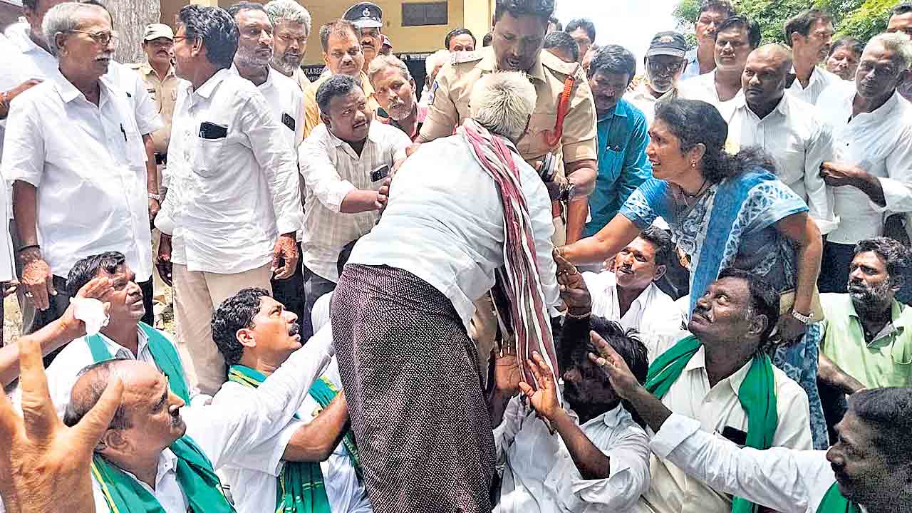 ఎస్సై కాళ్లమీద పడిన రైతు