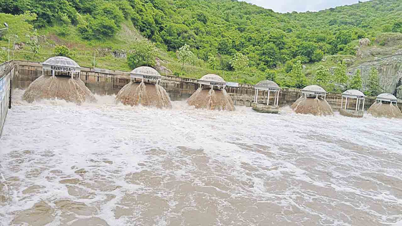 ఎదురెక్కుతున్న గోదావరి