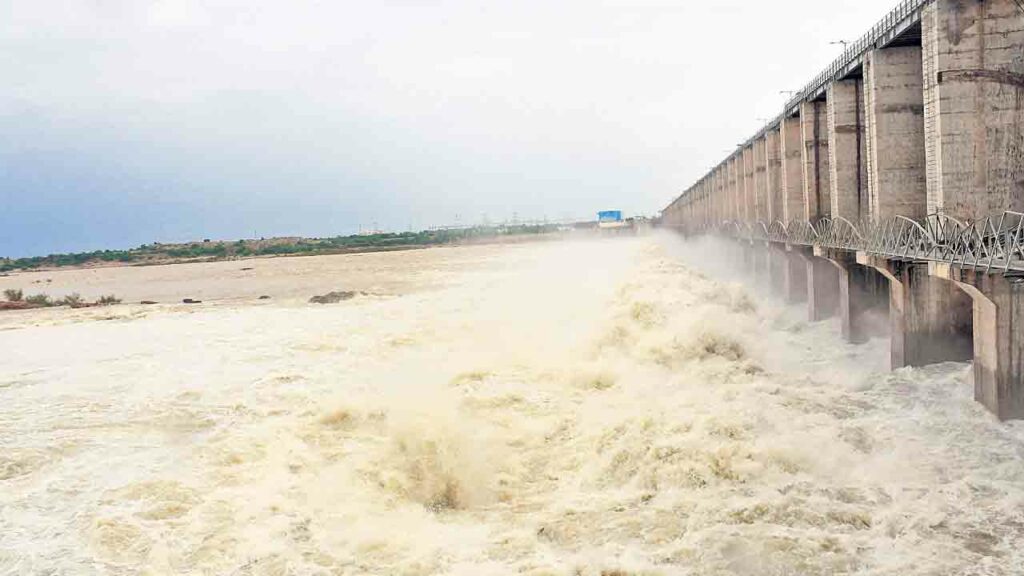 ప్రాజెక్టులకు స్థిరంగా వరద