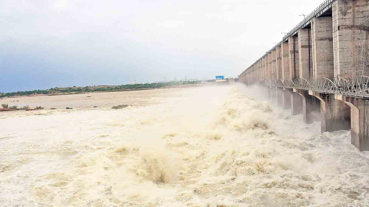 ప్రాజెక్టులకు స్థిరంగా వరద