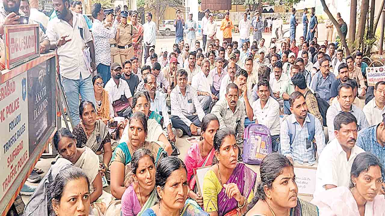 క్రమం తప్పకుండా జీతాలు చెల్లించాలి