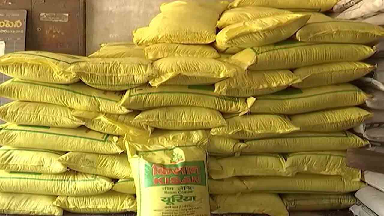 తెలంగాణలో యూరియా కొరత లేదు