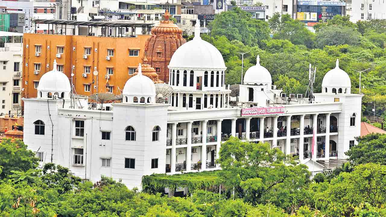 భవన వైభవం.. భువన సౌరభం