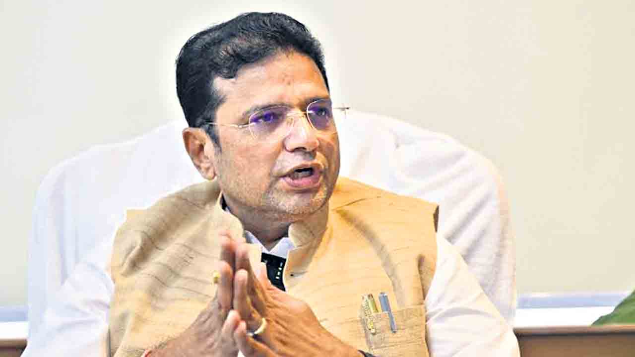 నా శాఖలో జరిగే ప్రతి నిర్ణయం నాకు తెలుసు