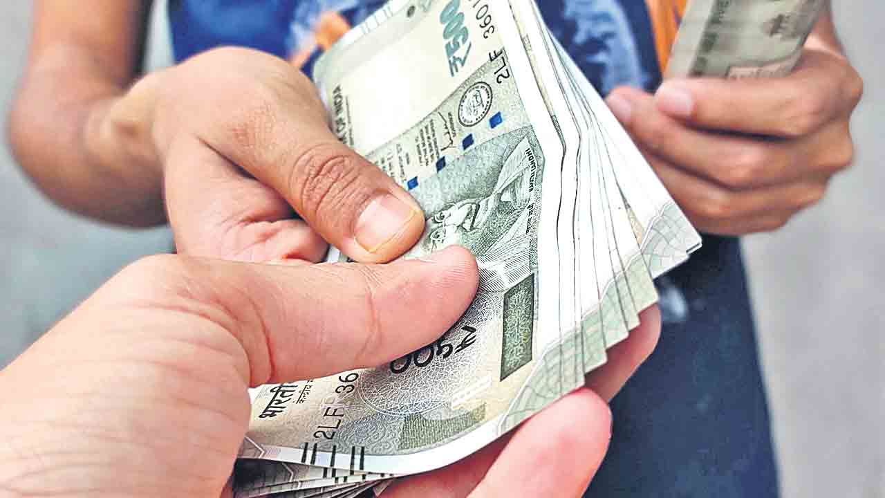 పైసలు కొట్టు.. క్లీన్‌చిట్‌ పట్టు!
