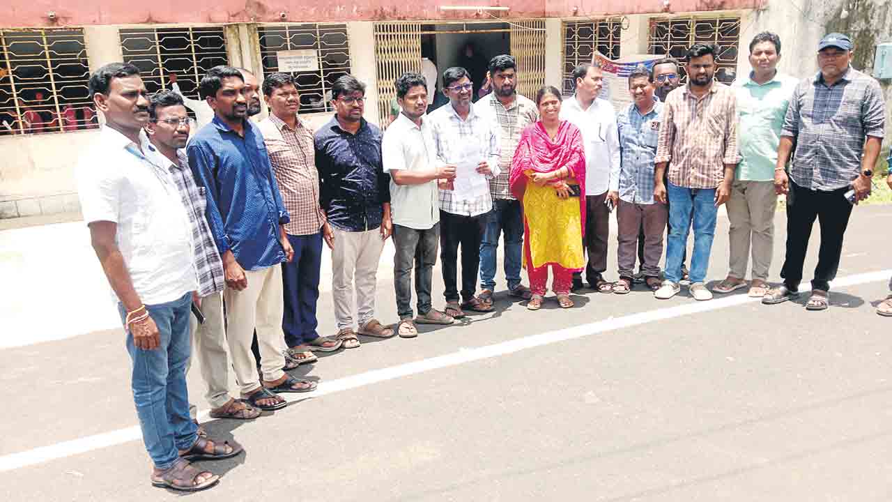 భూ భారతి ఆపరేటర్ల తొలగింపు