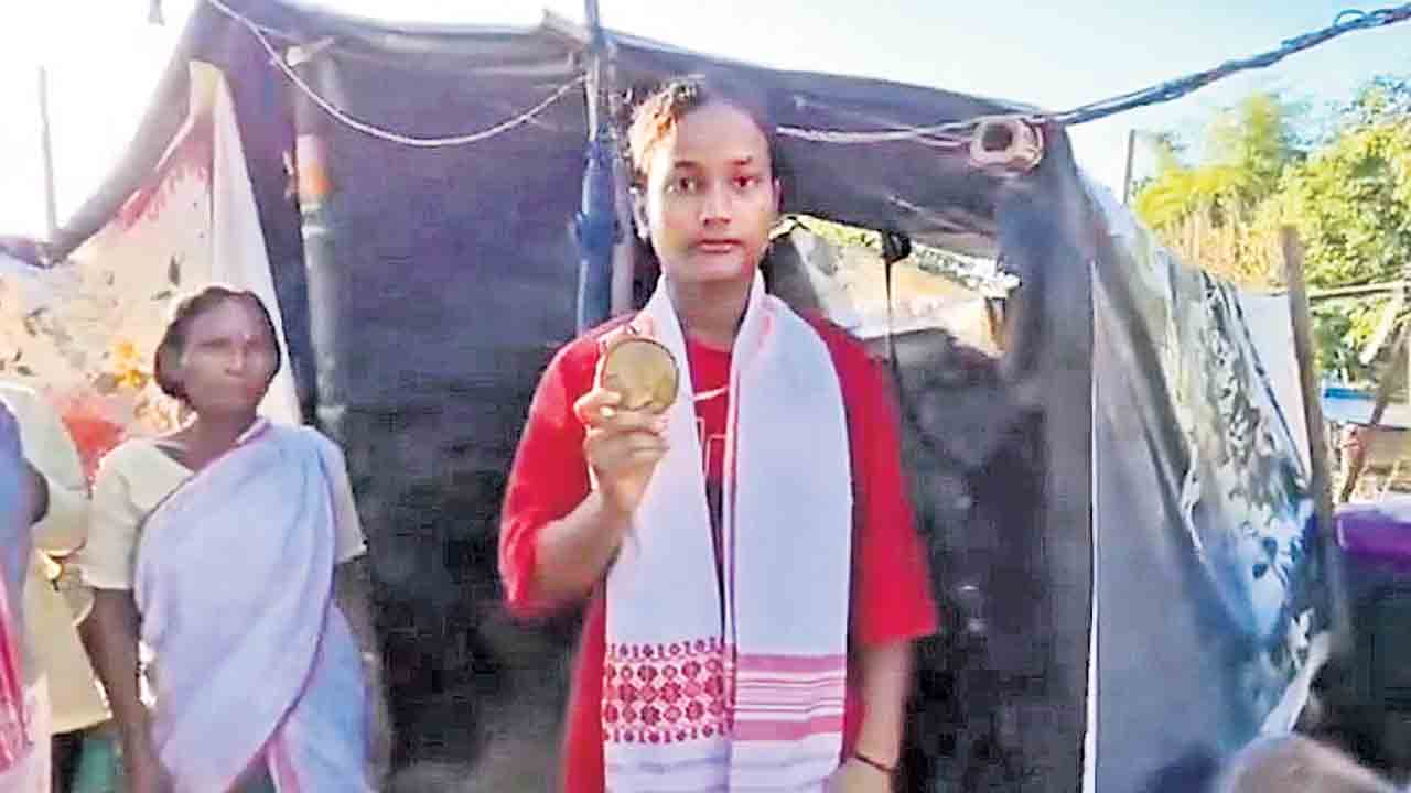 వరదలను దాటుకుని..సర్వం కోల్పోయినా పట్టు సడలని ధైర్యం
