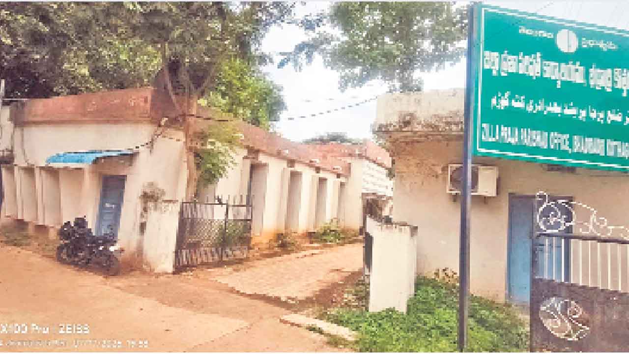 పాత భవనాల్లోనే పరిపాలన