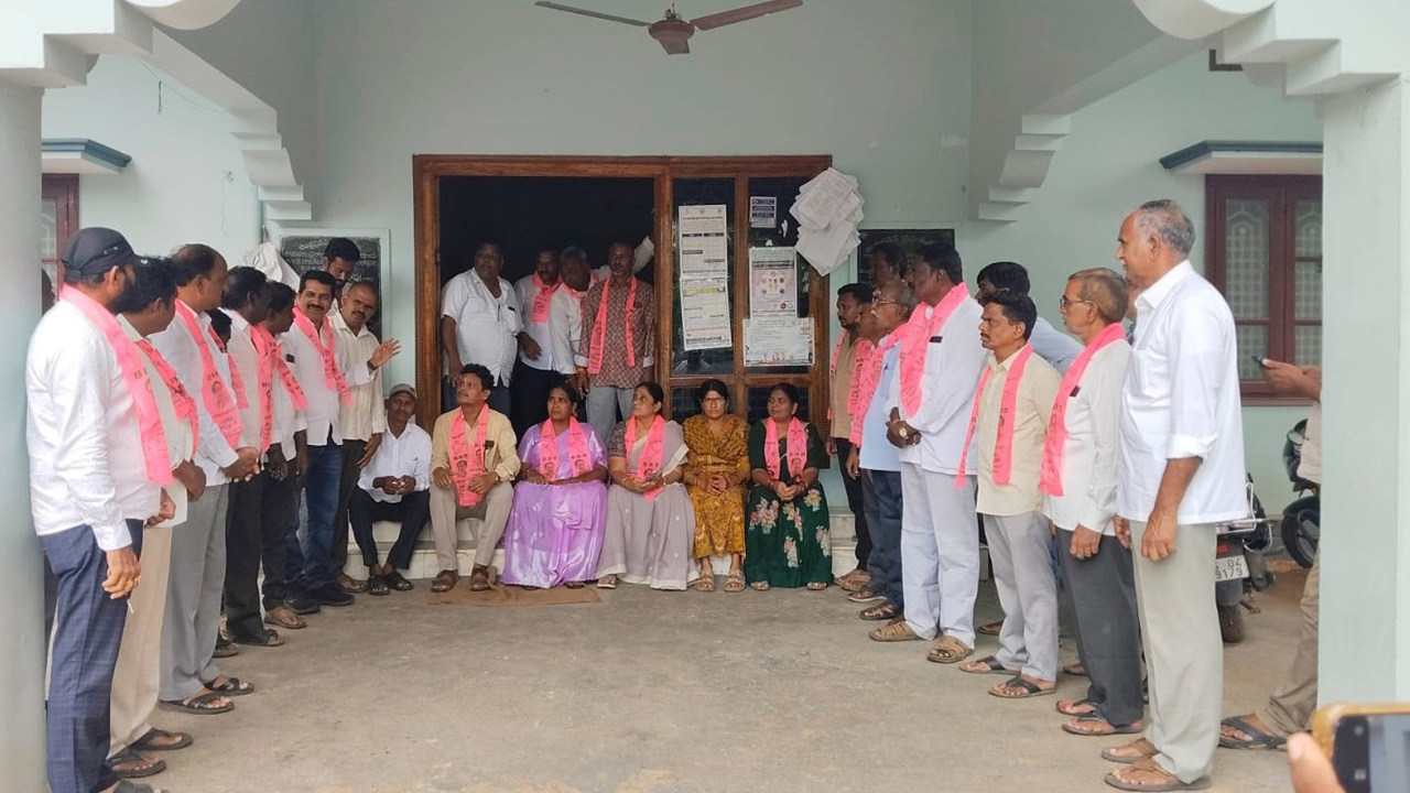 నీటి పన్ను వసూళ్లు నిలిపివేయండి
