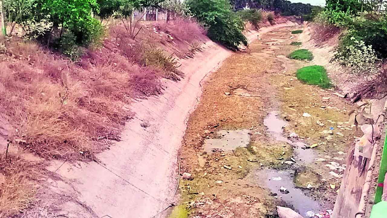 వర్షాల్లేకపాయె.. కాల్వలు వదలకపాయె