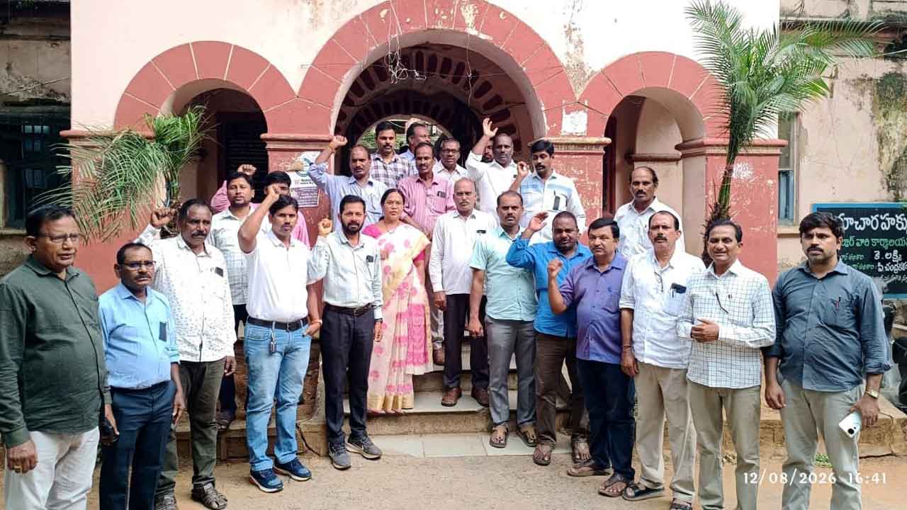 ఉపాధ్యాయుల సమస్యలు పరిష్కరించండి