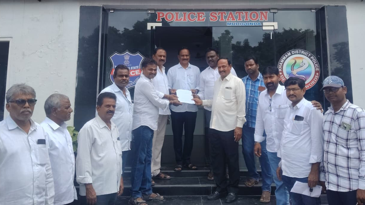 వేణు ఆత్మహత్యాయత్నానికి సీఎం బాధ్యత వహించాలి