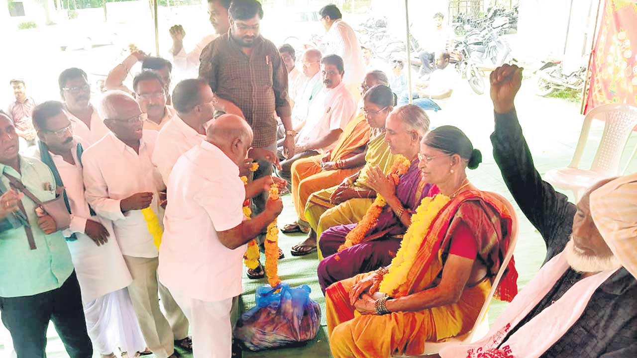 రిలే దీక్షలు ప్రారంభం