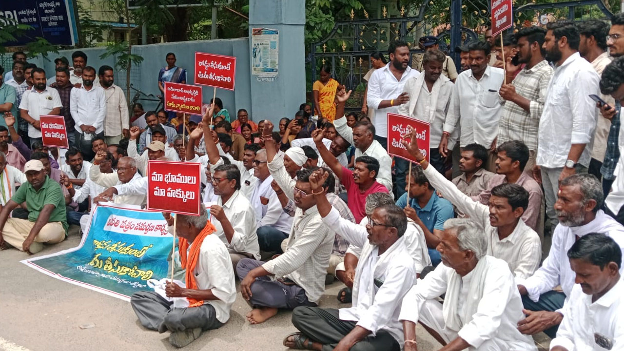 Villagers Protest | రోడ్డును తీసుకుంటే..ఊరును తీసుకోవాలని గ్రామస్థుల ధర్నా