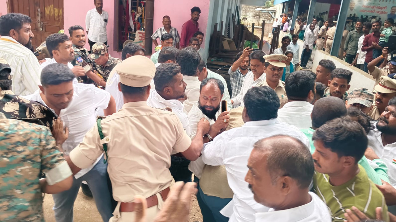 Digital Ration Card | డిజిటల్ రేషన్ కార్డుల పంపిణీలో గందరగోళం..బీజేపీ, కాంగ్రెస్‌ నాయకుల మధ్య తోపులాట