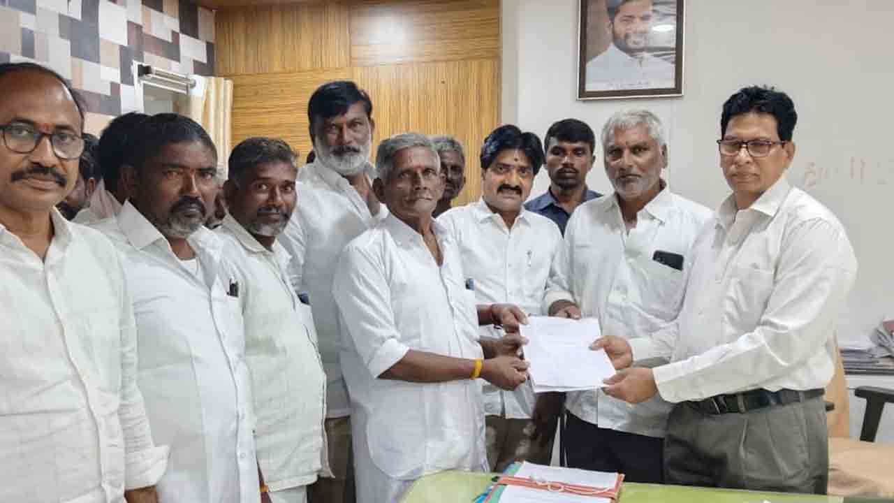 ఆయకట్టుకు సాగునీరందించి ఆదుకోవాలి