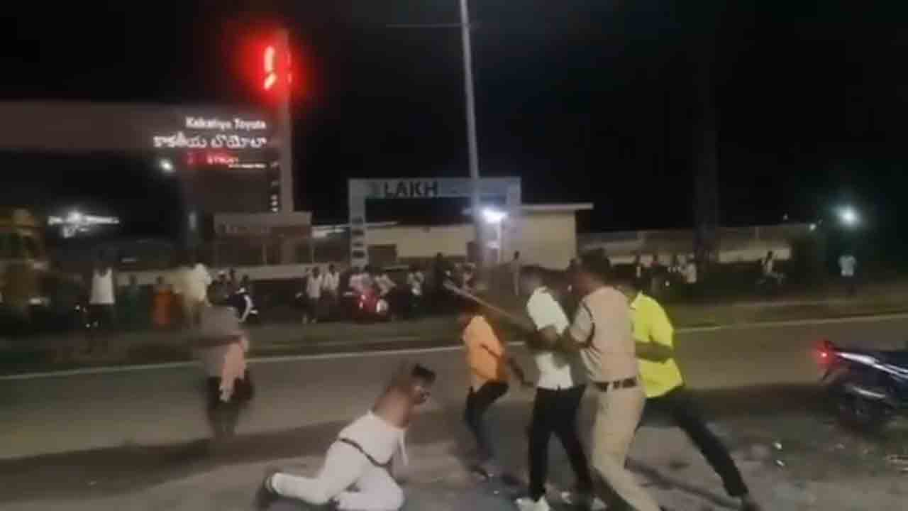 Constable Attack | బీట్‌ కానిస్టేబుల్‌ వర్సెస్‌ బెటాలియన్ కానిస్టేబుల్‌.. వీడియో