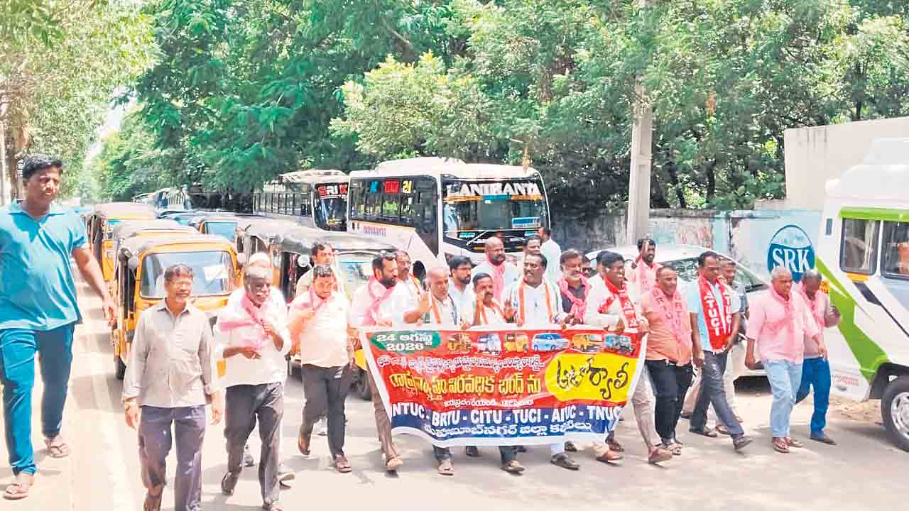 కాంగ్రెస్‌ ఇచ్చిన హామీలను అమలు చేయాలి