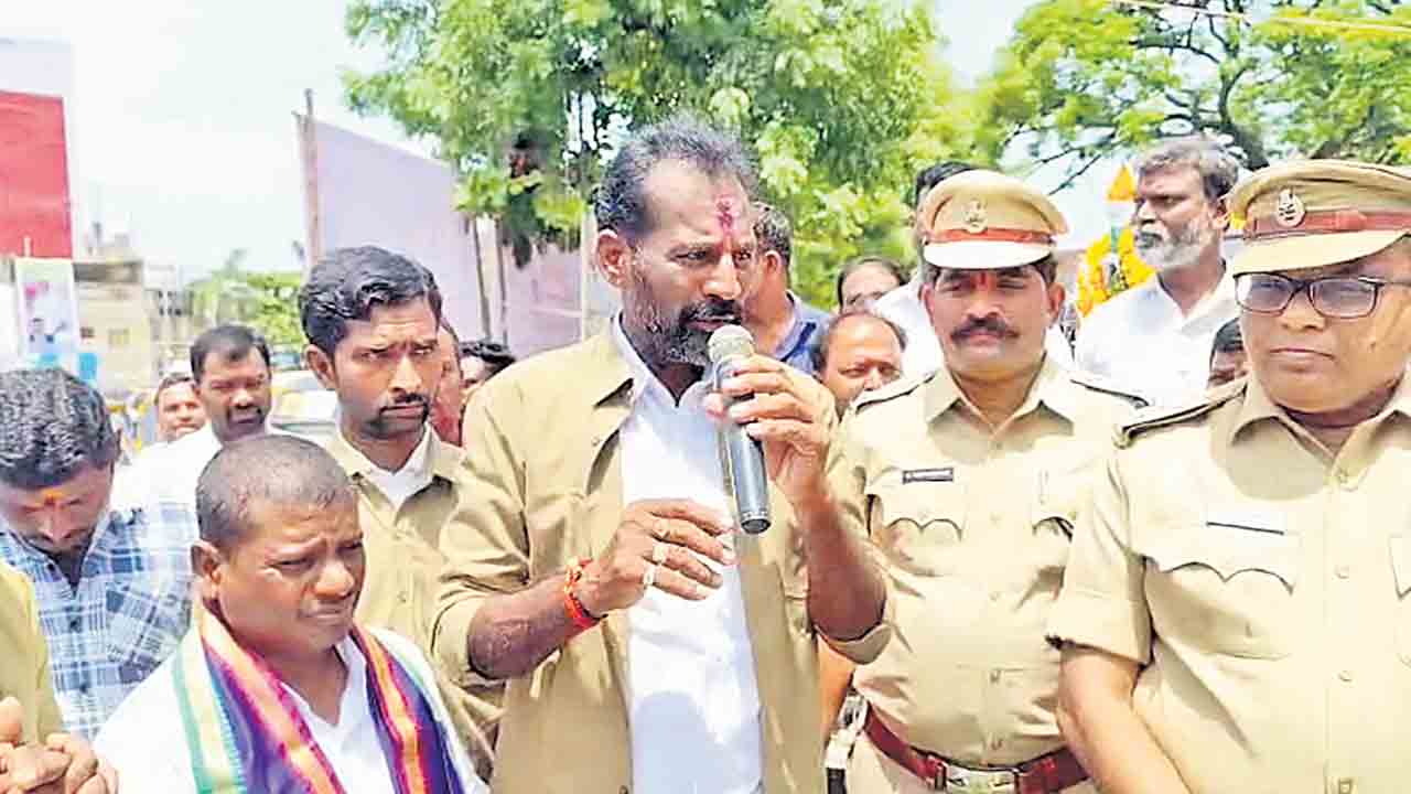పుస్తెలమ్మి అప్పులు కడుతున్నం