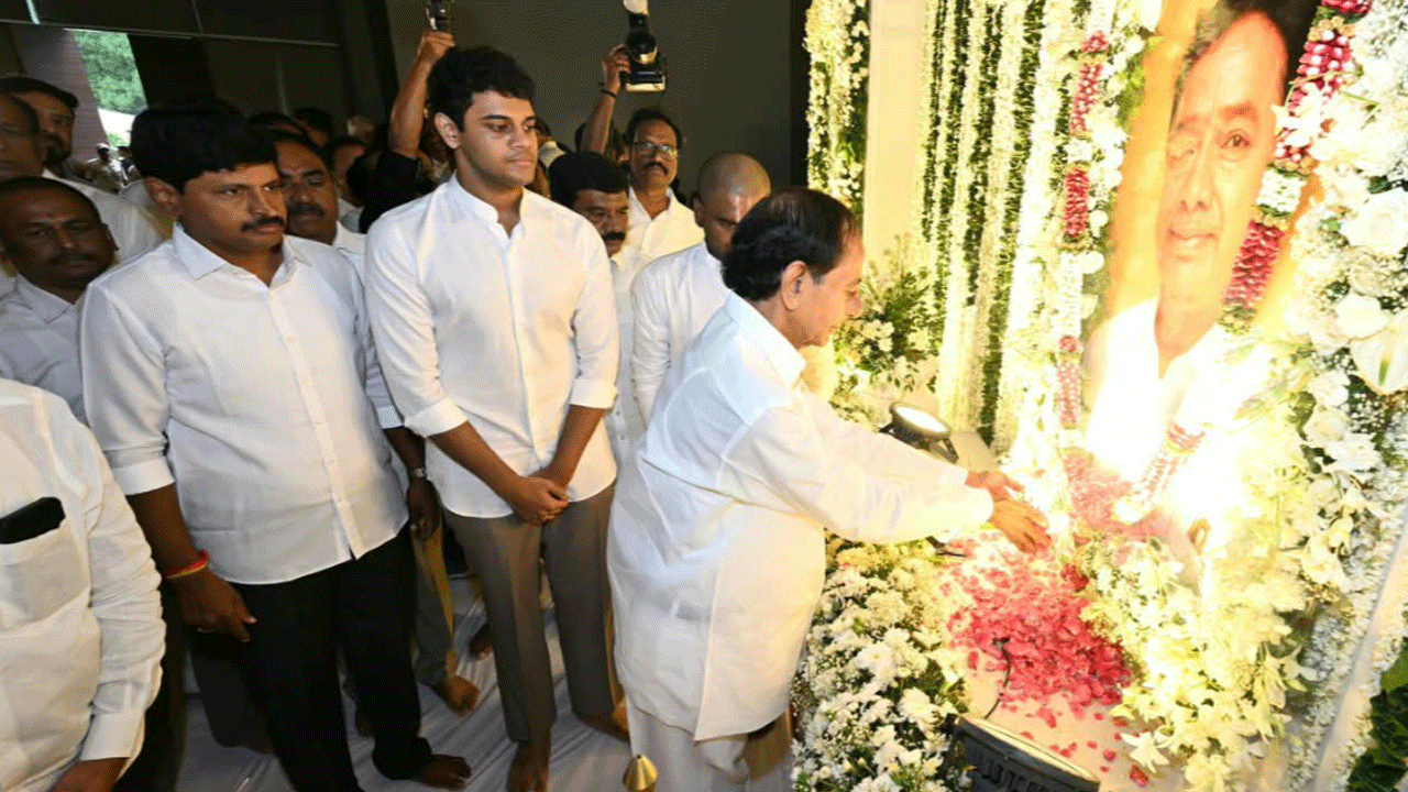 KCR | జోగిన‌ప‌ల్లి శ్రీనివాస‌రావుకు బీఆర్ఎస్ అధినేత కేసీఆర్ నివాళి.. Video