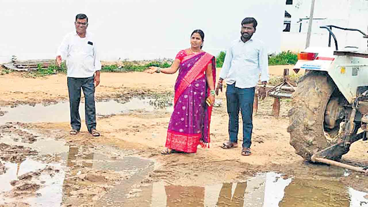 బీఆర్‌ఎస్‌ సర్పంచ్‌నని.. మట్టి కొట్టనిస్తలేరు!
