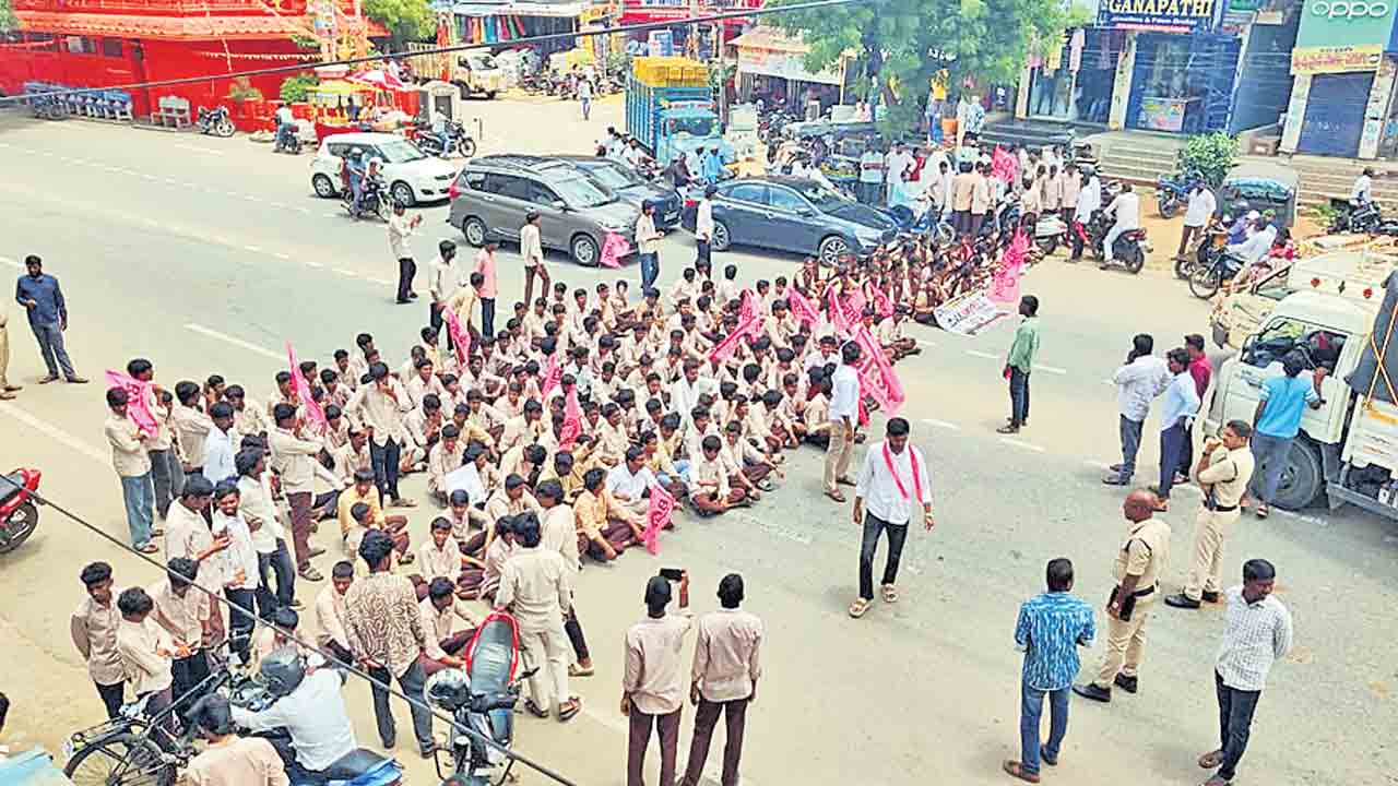 రోడ్డెక్కిన విద్యార్థులు