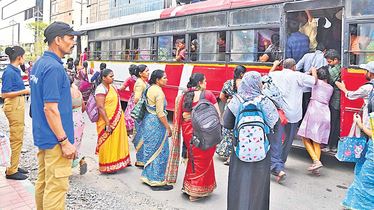 బస్సులు లేక.. టైంకు రాక