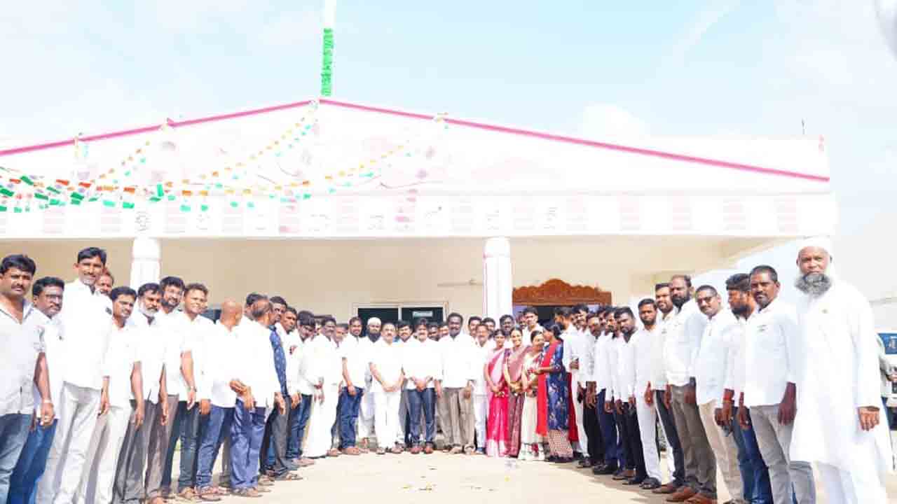 సమరయోధుల త్యాగాలను ఆదర్శంగా తీసుకోవాలి